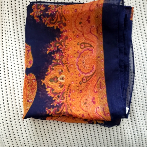 Liang Dian Navy Blue Scarf - Picture 3 of 3